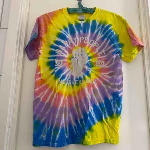  - Hej!! Säljer min tie dye T-shirt som jag köpte från en second hand affär :D Jag brukar ha den med ett par vita mjukisbyxor men man kan styla den hur man vill!