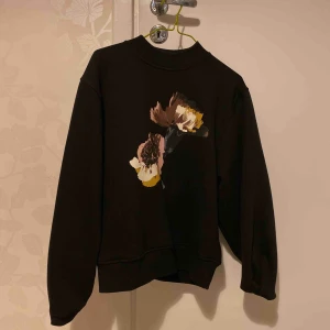  - Tröja i boxmodell med ribbade muddar i nytt skick.