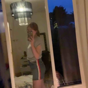  - Säljer min kjol från zara med röd, vita rände på sidan, perfekt nu till sommarn