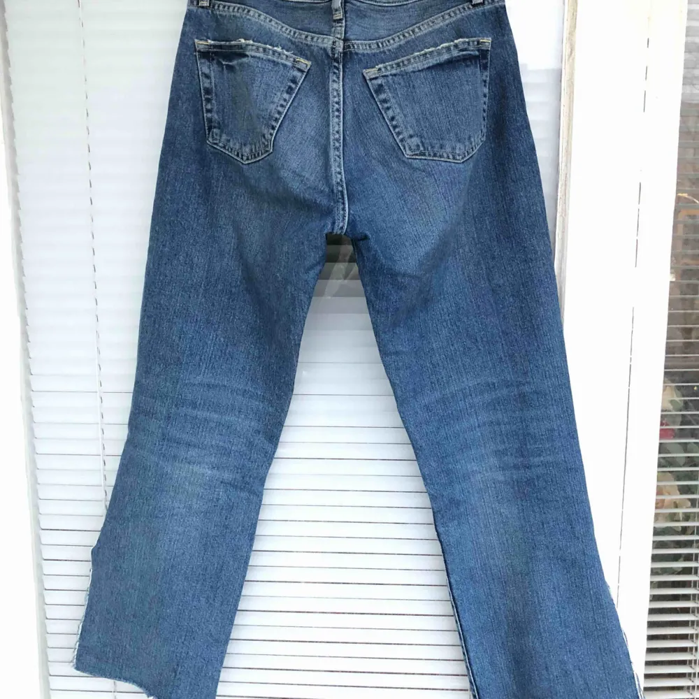 Oanvända mom jeans från Zara i strl: 36 säljes. . Jeans & Byxor.