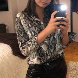  - Skjorta från Neo Noir i glansigt tyg, måttligt använd. (Frakt tillkommer)