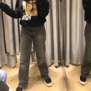  - LÄGG BUD!!! Budningen startar på 300kr! Säljer dessa as snygga slutsålda jeans från zara! Använda flertal gånger