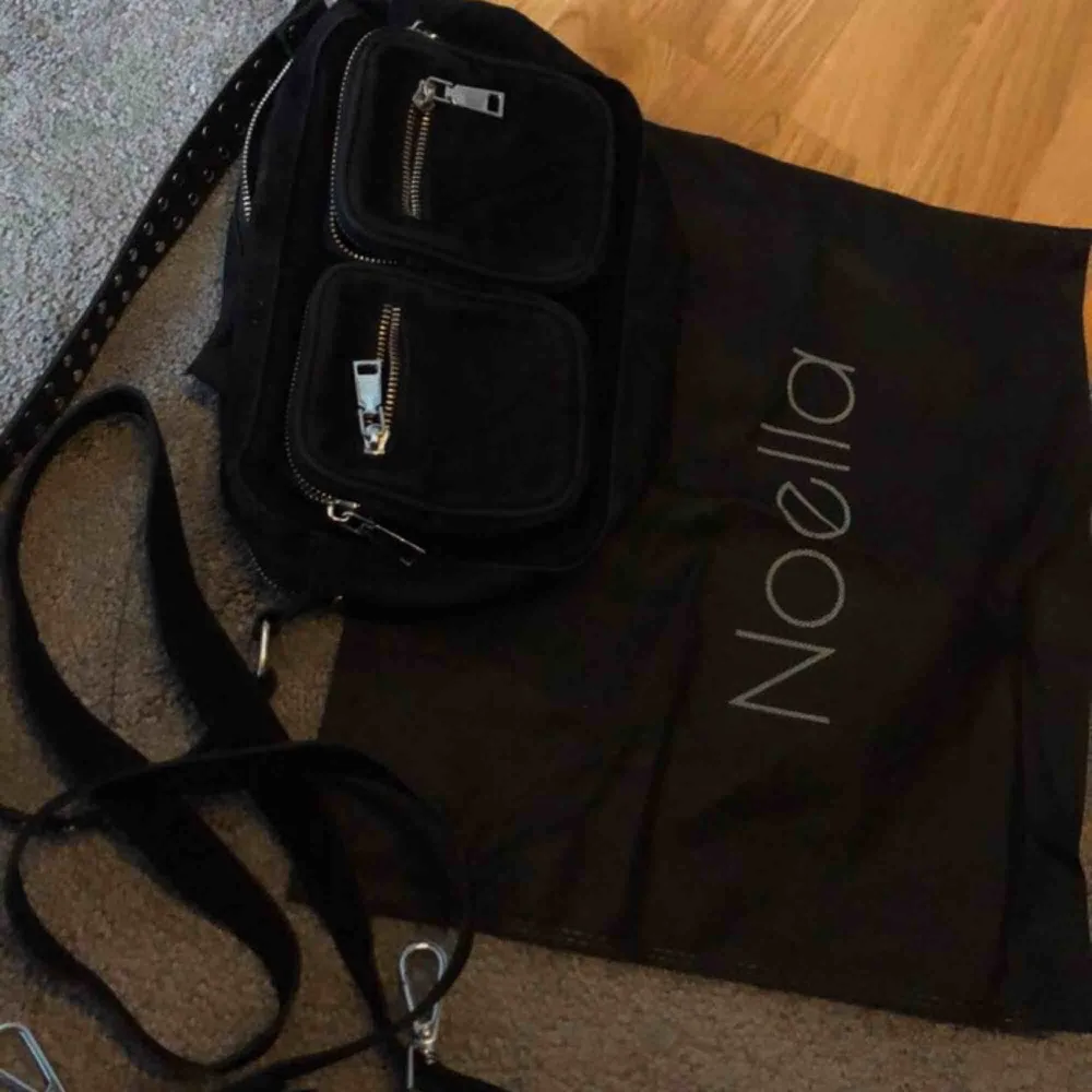 Superfin svart väska från noella😍 Köpte den i somras och den kommer inte till användning längre så därför säljer jag den🌸 man får även med det långa bandet & köparen står för frakt❤️. Väskor.