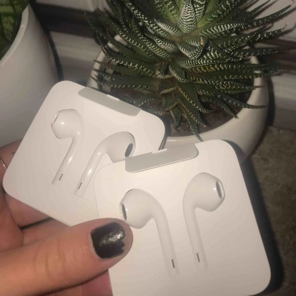 Ear pods till iPhone med sladd från Apple, de är helt oöppnade och behöver de inte så därför säljer jag båda! 💕. Övrigt.