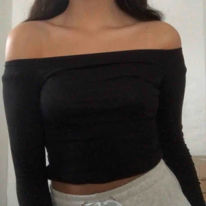  - Off-shoulder tröja från Nelly. Frakt på 50kr tillkommer