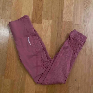  - Helt nya oanvända Gymshark tights. Säljer då de är försmå för mig.