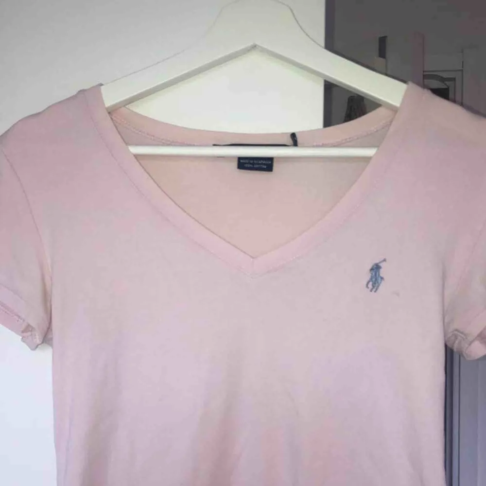 Säljer min rosa Ralph Lauren V-cut t-shirt. Den är missfärgad på en del ställen som inte syns så mycket men skriv privat så skickar jag bild. . Toppar.