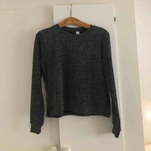  - Jättefin glittrig tröja, perfekt att klä upp till fest eller klä ner till vardags. 