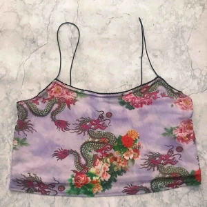  - En super snygg top från bershka✨toppen har en liten fläck på insidan ✨