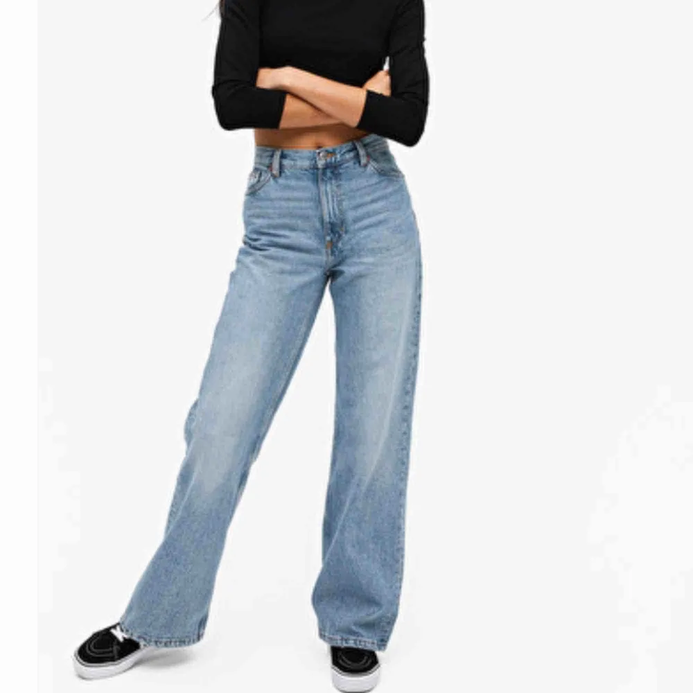 Säljer mina yoko mid blue jeans från Monki, storleken är som S ungefär, jag är 163cm och byxorna är liiite för långa för mig men det går att vika upp dom där nere utan att det ser konstigt ut💖 frakt tillkommer: 63kr. Jeans & Byxor.