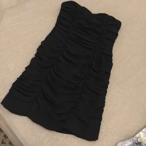  - Svart kroppsformad klänning 