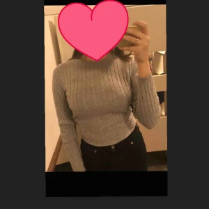  - Har haft den här tröjan i några år men aldrig använt den, den är ganska stor för storlek 146/152 man kan säga att den e typ storlek S, köpte den för 199kr, har knytt där bak för o göra den tajtare, fler bilder finns om du är intresserad😌