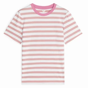  - Säljer denna supersnygga T-shirten från Arket. Säljer för att den är för liten. Den är liten i storleken så skulle säga den är en M. Ny skick - använd Max 2 gånger.