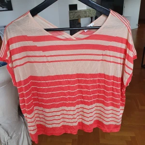 T-shirt från Filippa k  - Frakt tillkommer på 24kr.