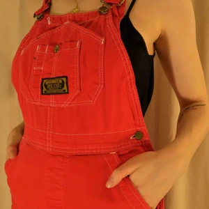  - Supercoola hängselbyxor från Washington Dee Cee Sanforized. Unika hängselbyxor i bra kvalité! Passar en S/M och är perfekta i längd för mig som är 172 cm lång. I bra skick förutom att lite av tråden släppt vid vänster midja. Köparen står för frakten. 