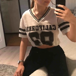  - Så nice oversized tshirt från Bikbok! Säljer denna för har en exakt likadan till🤭 Köparen står för frakten🌱