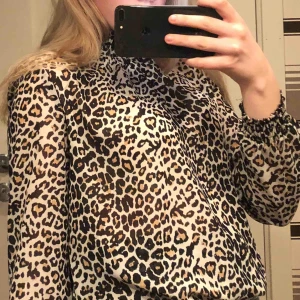  - söt leopardblus från veromoda, fina detaljer vid kragen och armslut 🐆💛🤎
