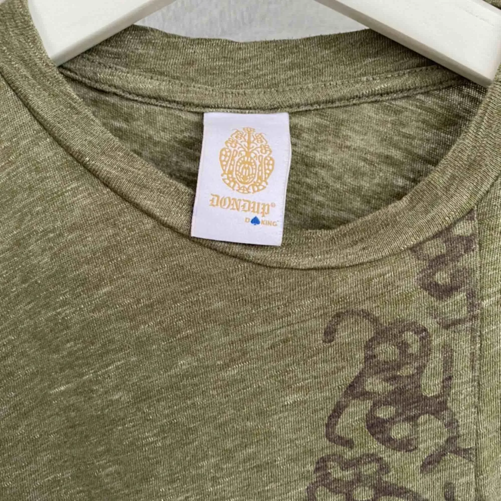 Jag säljer en begagnad Dondup tröja i bra skick. Den har en tajt passform  Material: bomull / linne.  Storlek: 12 år / längd 152  Färg: Kakhigrön  Nypris: ca. 900  . Tröjor & Koftor.