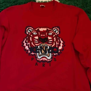  - Säljer en Kenzo tröja i storleken xxl, tagen finns kvar så den är 100% real, mötas i Lund vi köp eller skickas.