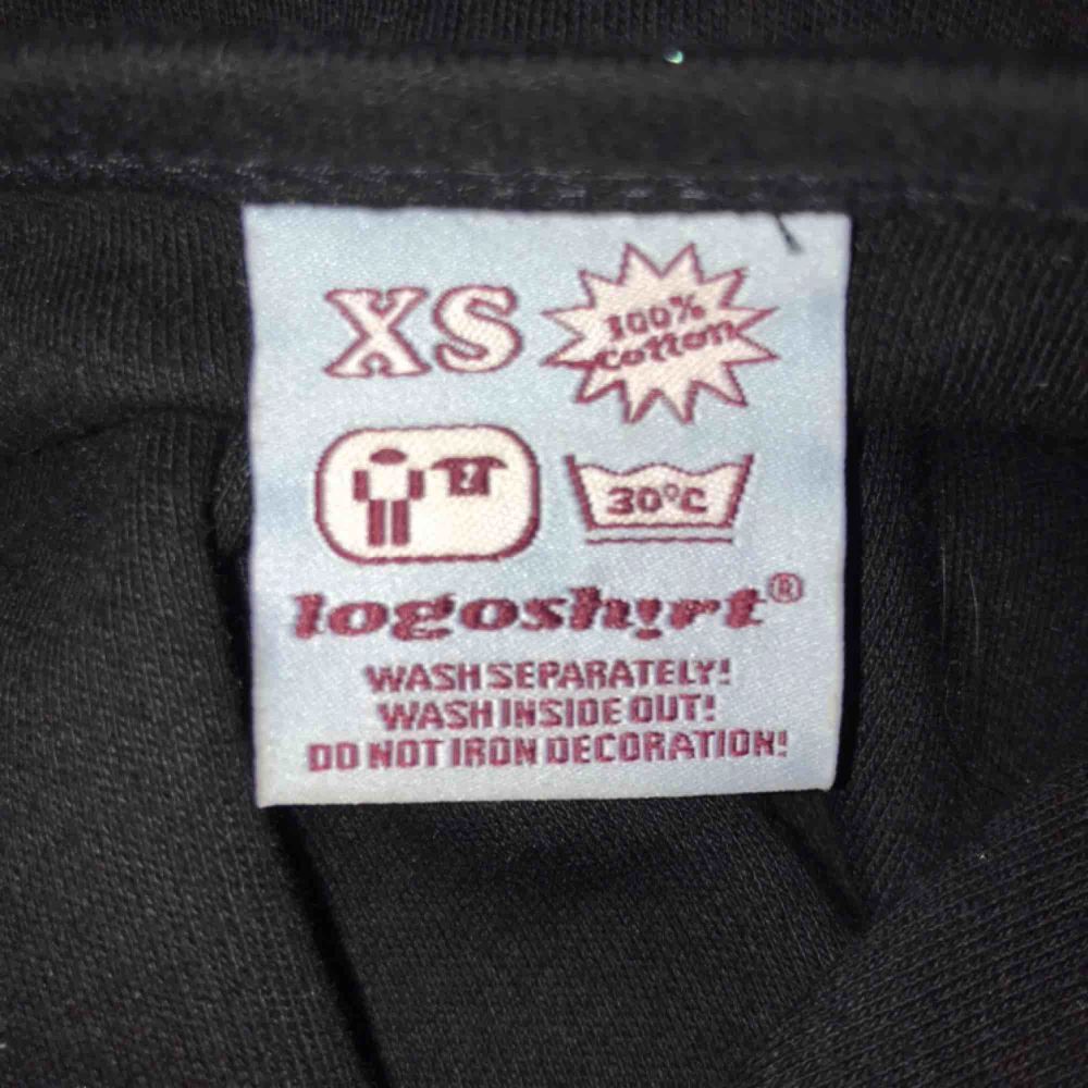 Tajt t-shirt med Batman loggan på. Aldrig använd och köpt i XS. Om du är intresserad, kontakta med för mer info!. T-shirts.