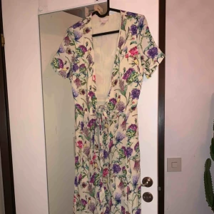  - Säljer min fina gula klänning från HM trend. Storlek 36 men är mer som en 34a. Frakt ingår i priset 