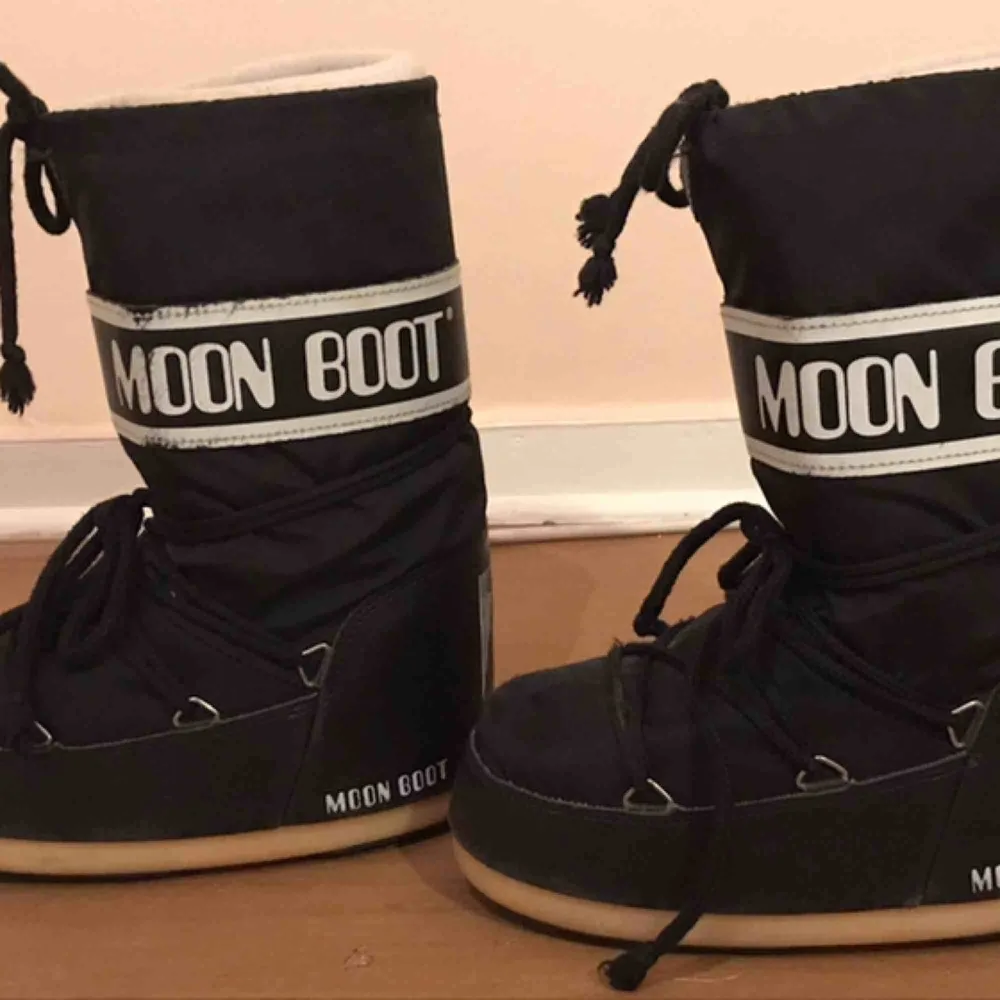 Världens finaste moon boots! Säljer pågrund av för liten storlek (är 38 vet inte hur jag tänkte när jag köpte dem)   🤧 väldigt lite slitage, priset kan diskuteras! Möts upp i Stockholm 💕🤝 . Skor.