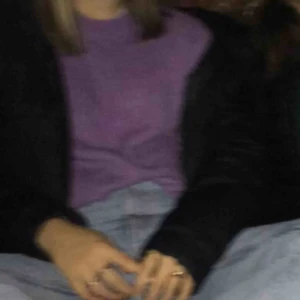  - Nike jacka köpt i början av hösten, använd fåtal gånger, jätte fin men kommer tyvär inte till användning, Fukar lika bra som höst vinter och vår jacka, Vänbar o finns en streckad sida och en blank  Original pris (1099 kr)