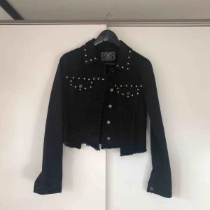  - Jeansjacka med nitar. (Kan dela på frakt)