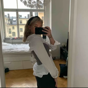 Bandeau top - Bandeau top från Zara. Använd en gång och är i toppenskick! Tror inte den går att köpa på Zara längre. Frakt tillkommer❤️ ledande bud ligger på 200!