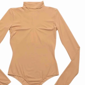  - En beige polo body från Rebecca Stellas kollektion med NA-KD!! Har en öppning i ryggen, skriv vid frågor eller fler bilder😇😇