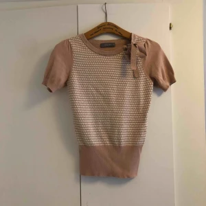  - Supersöt topp från Oasis. Knappt använd, superfint skick!