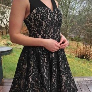  - Fin balklänning med ljusrosa tyll och svart spets. Köpt på Nelly, från märket Chi Chi London. Storlek M men har resår i ryggen så den passar säkert en större storlek också. Perfekt skick, endast använd en kväll. Fraktkostnad på 36kr tillkommer