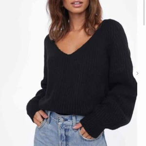  - Svart stickad såå mjuk tröja från chiquelle. Sparsamt använd. Fraktar men köparen står för fraktkostnad😊