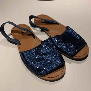  - Blå sandaler i jättefint skick! Storlek 37-38.