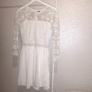  - Vit somrig klänning med spets 🌺   Kolla gärna mina andra annonser för mer så kan jag samfrakta :) Kan även mötas upp i Uppsala eller på Arlanda!    Jag har Swish!💫