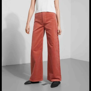  - SÖKER!!! Weekday rosa manchesterbyxor i modellen Ace, storlek 36 el 38. 