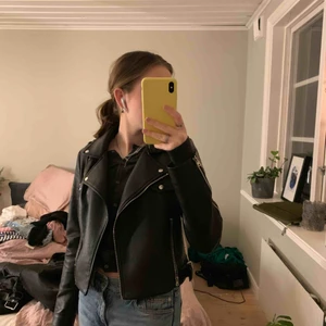  - Skinnjacka med många snygga silver detaljer från zara i bra skick🥰🥰