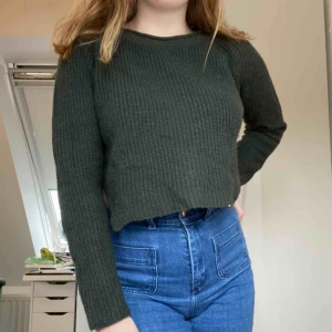  - Mörkgrön stickad tröja från Only med en längre baksida med delning längst ner och en croppad framsida. Använd innan men sparsamt. Står XS i den men den passar en S. Frakt tillkommer. Skriv för mer info.