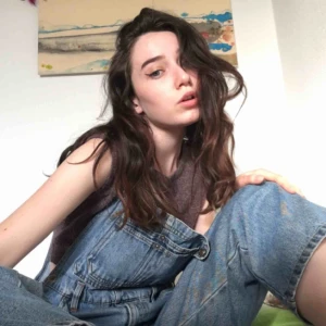  - Hängslebyxor i jeans