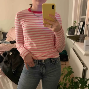  - Ljusrosa/vit randig långärmad tröja från &otherstories med mörkrosa krage super snygg men används inte tillräckligt ofta och därför säljer jag den😁😁💖💖