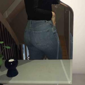 Ljusblåa ”mom jeans” från Gina Tricot i storlek 42. Ganska använda, kontakta om du är intresserad.