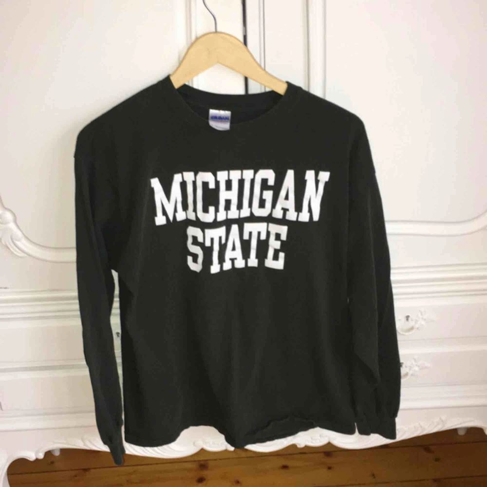 Vintage mörkgrön Michigan State långärmad t shirt köpt från Urban Outfitters. Storlek L, passar bra oversized på mig som vanligtvis har S/M. Priset är inklusive frakt! Kan också mötas i Örebro och då kan den fås till billigare pris :). T-shirts.