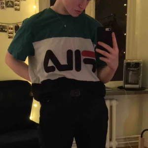  - 90-tals Filatröja jag tröttnat på. I gott skick, har nog inte använt den mer än 10 ggr. Ursprungspris 300kr.  Priset kan diskuteras! :)