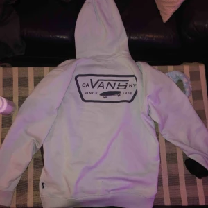  - Vans hoodie i ljusblåa färg! Jättebra stick och är använt bara några gånger! Säljer på grund av det inte är min stil längre. Köpt för 600kr, säljer för 400kr men priset kan diskuteras vid snabb affär! Tar endast swish :) och kan frakta!