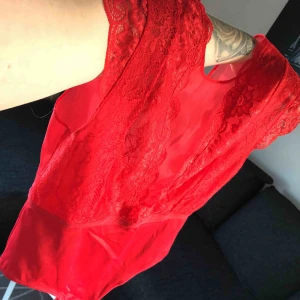  - Super fin spets body, aldrig använd! Nypris ca 300