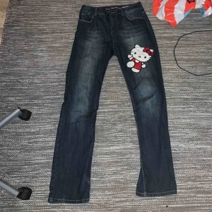  - As feta jeans som jag sydde på en hello kltty grej på! Inga flaws. Straight leg!
