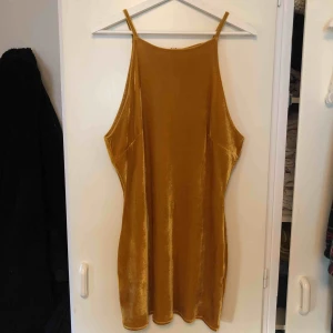  - En fin stretchig klänning från Missguided i velourtyg🌸 använd en gång och har bara hängt i garderoben sen dess. Köparen står för frakten🌸