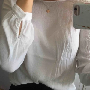  - Superfin tunn topp/blus från H&M! I storlek 38 men skulle säga att den även passar 36 och 34. Knappar i ärmar och rygg. Fraktar eller möts upp i Skellefteå!