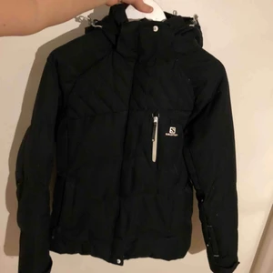  - Figursydd skidjacka från Salomon med dun! Nyskick, supervarm. Fråga gärna om fler detaljer.   Köpare står för frakt, kan mötas i Nacka eller ev annan plats🙏🤠