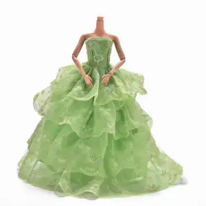 Ny & plomberad klänning för barbie docka och övriga dockor. Färg: neongrön  Material: polyester. Tålig. Storlek: Standard storlek för barbie . Docka ingår ej. *snabb leveranstid:1-3 vardagar. 